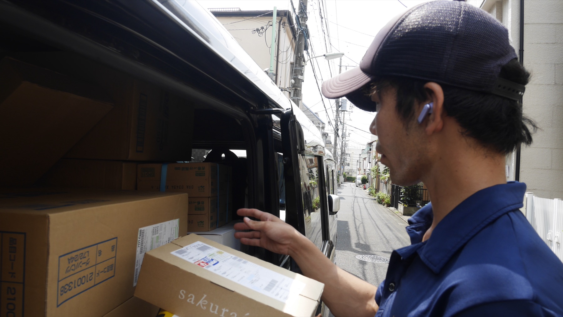 荷室の荷物を確かめる手元