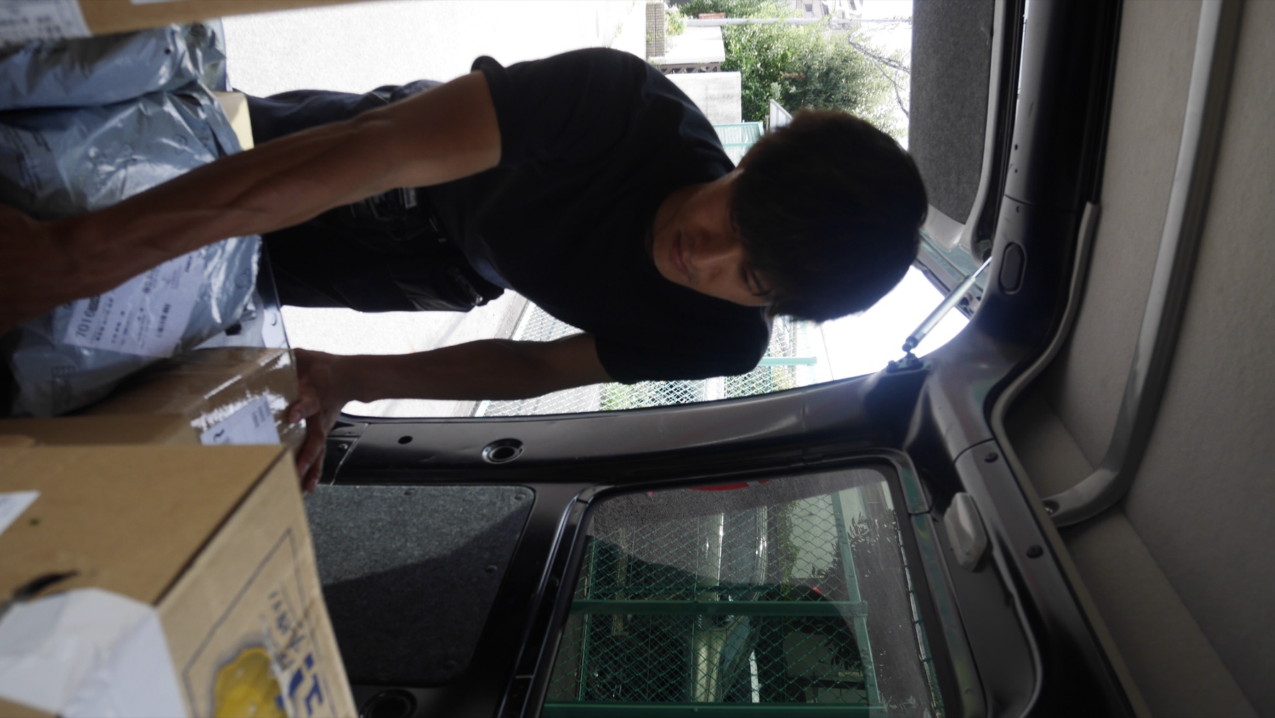 荷物を両手で持ち上げるところ