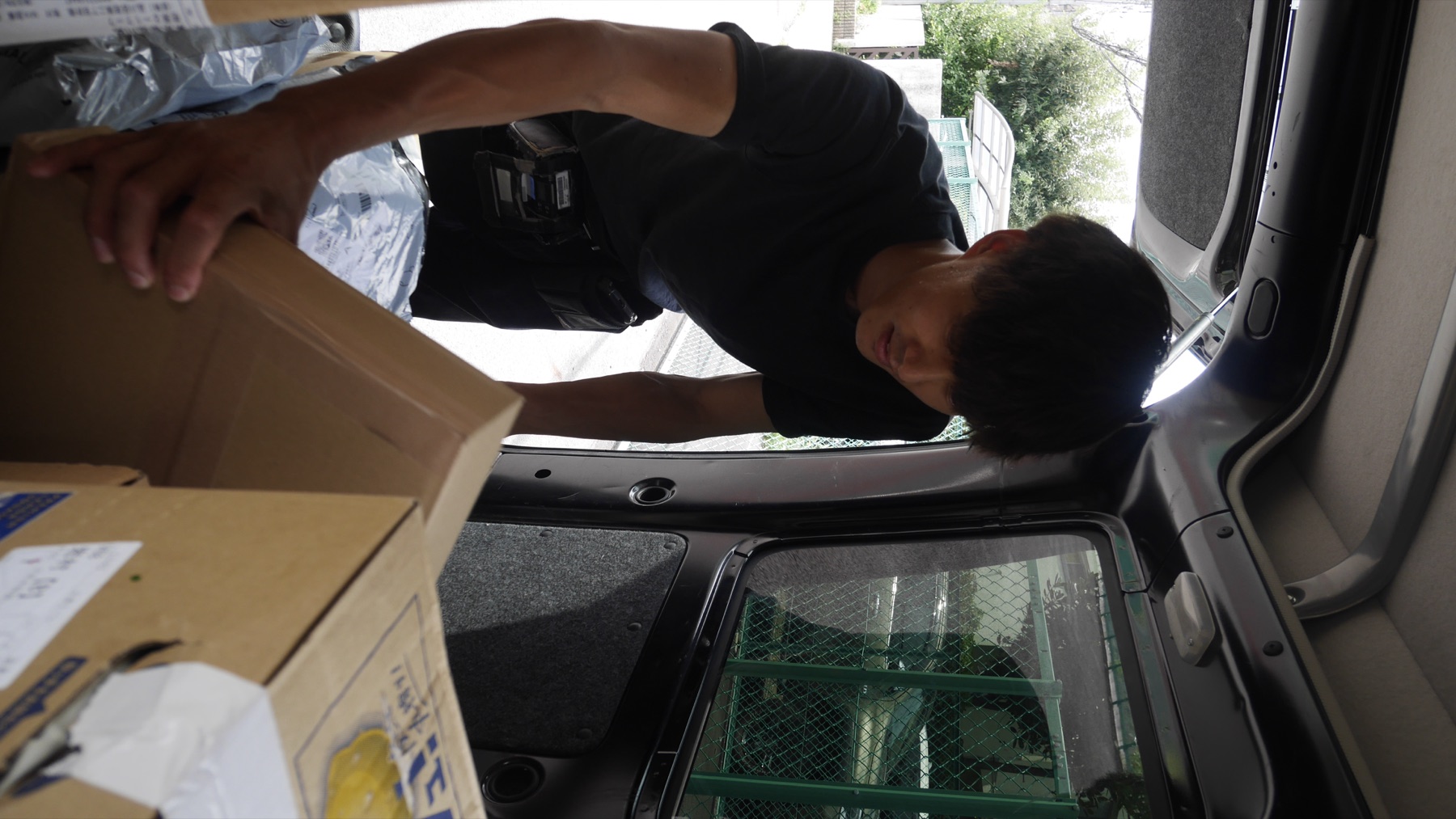 荷室から荷物を持ち上げるところ