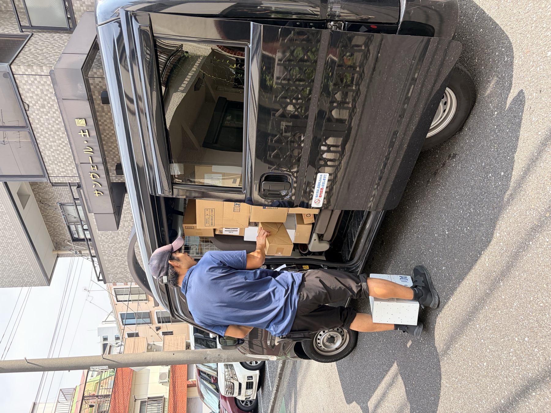 荷物を車へ積み込むところ