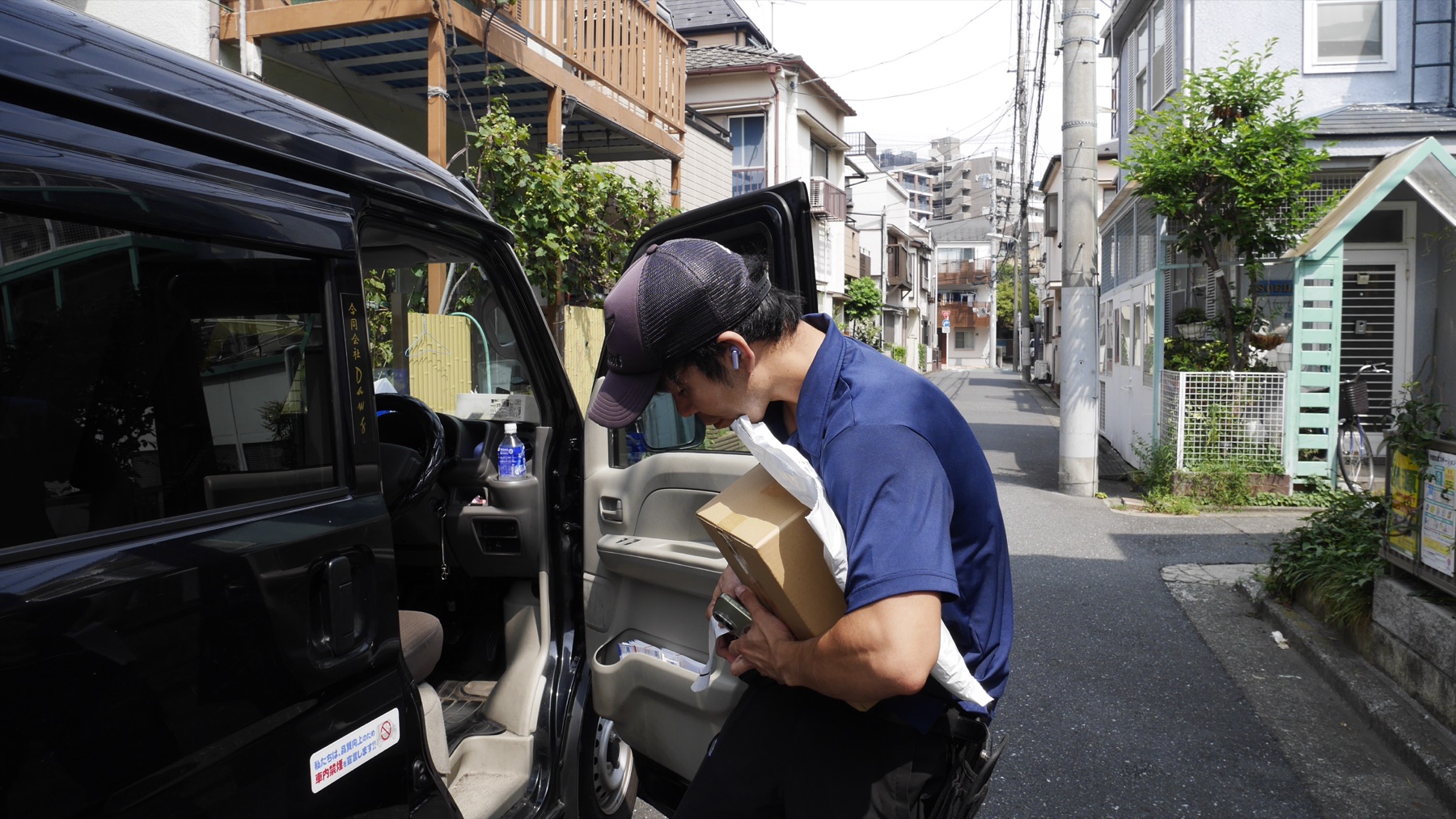 車のそばで荷物を受け取るところ