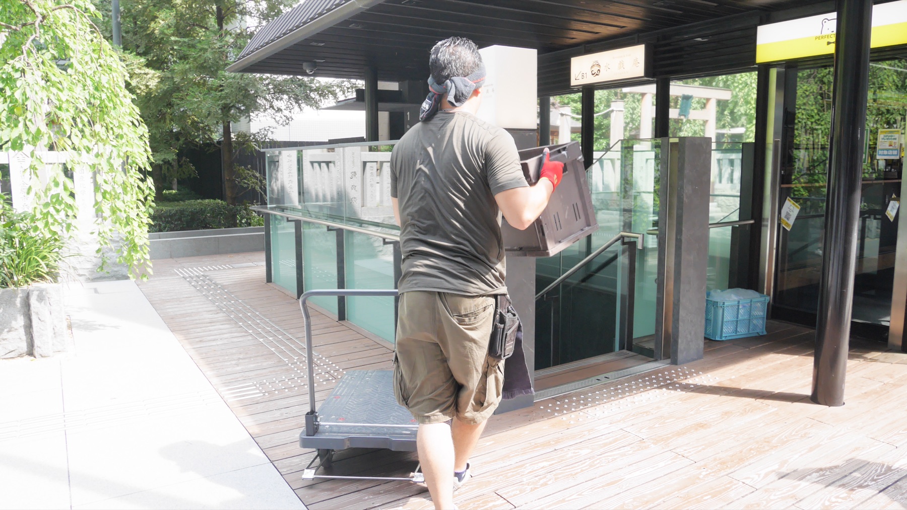 台車で荷物を運ぶ中川